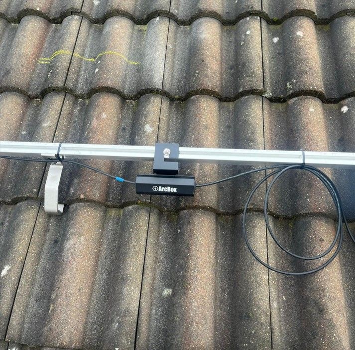 Autonomous extinguishing device for photovoltaic panel connectors - ArcBox