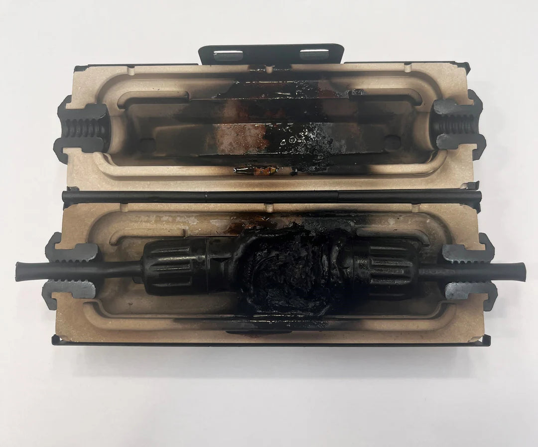 Autonomous extinguishing device for photovoltaic panel connectors - ArcBox