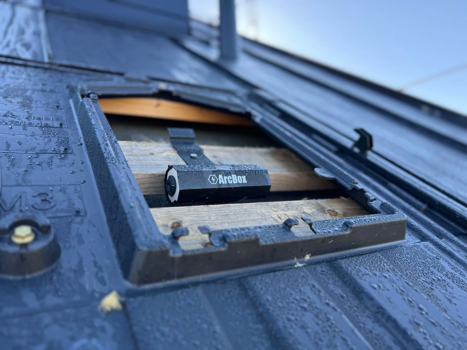 Autonomous extinguishing device for photovoltaic panel connectors - ArcBox